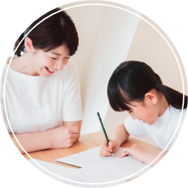 大人が子どもに教えている写真